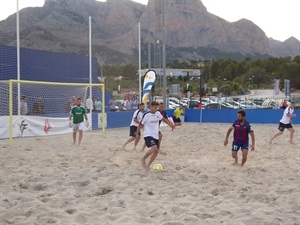 Aficionados al fútbol playa animaron los partidos de este disputado triangular
