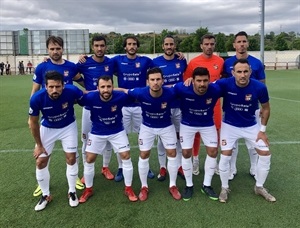 Alineación del CF La Nucía ante el Logroñés "B", con la segunda equipación "azul"