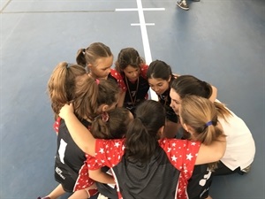 Las jugadoras nucieras junto a su entrenadora Diana Orozco