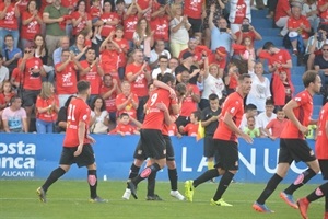 EL CF La Nucía celebrando el gol de Mariano que sentenciaba la eliminatoria