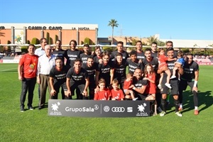 La primera plantilla del CF La Nucía se fotografió junto a Tomás Llorens, Bernabé Cano y Raúl Gómez, para participar también en este homenaje