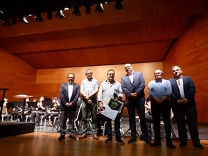 Canet Todolí con su diploma de ganador del concurso junto a los tres miembros del jurado, Juan José Ivorra, pte. UM La Nucía y Pedro Lloret, concejal de Cultura en funciones