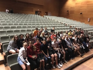 Alumnos del IES La Nucía junto a Ramón Lorente, director UM La Nucía y Joan Enric Canet Todolí, premiado.