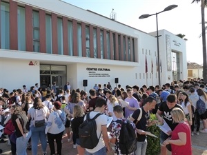 Antes del inicio de los exámenes se han concentrado todos los alumnos delante de l'Auditori