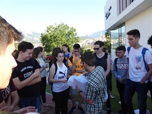 Alumnos y alumnas del IES La Nucía antes de examinarse