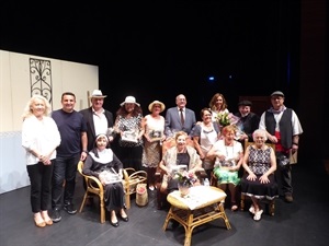 Los 11 actores y directora de la función teatral junto a Bernabé Cano, alcalde en funciones de La Nucía y la concejala Beatriz Pérez-Hickman