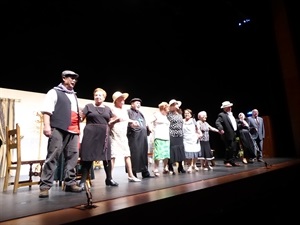 El elenco de actores y actrices saludando al final de la obra de teatro