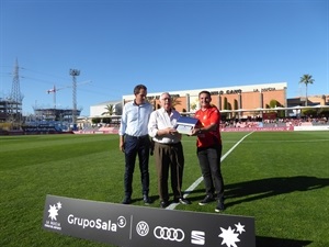 Tomás Llorens recibió una placa conmemorativa de manos de Raúl Gómez, pte CF La Nucía y Bernabé Cano, alcalde en funciones de La Nucía