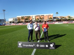 Tomás Llorens dedicó este homenaje a todos los directivos y entrenadores que le acompañaron durante su etapa de presidente del CF La Nucía