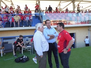 Tomás Llorens conversando con Raúl Gómez y Bernabé Cano