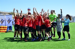 El equipo femenino del CF La Nucía celebrando el título de Copa