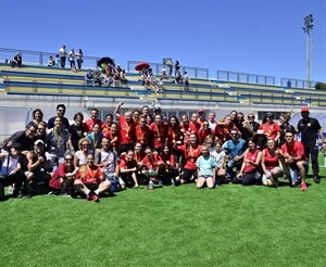 Familiares y aficionados "rojillos" se fotografiaron junto al equipo tras alzar el título de campeonas de copanas 3 2019