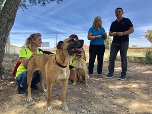 Belén Nuñez, pta. Protectora de Animales y Bernabé Cano, alcalde en funciones de La Nucía, visitando el Parque Can de Nucía Park