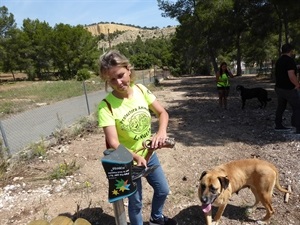 Dispensador de bolsas a la entrada del Parque Can de La Nucía