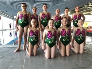 El equipo benjamin de nadadoras del Club Natación Sincronizada La Nucía