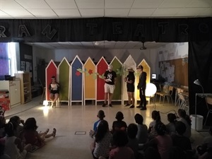 Los jovenes del Programa de Aula Compartida del IES La Nucía esta mañana en una de las representaciones teatrales