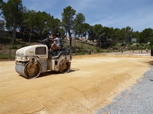 Compactando la pista de fútbol sala de tierra de esta zona recreativa de Resid. Varadero