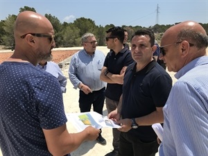 Gonzalo Morell explicando a Bernabé Cano las edificaciones de la Academia de Tenis Ferrer en La Nucía