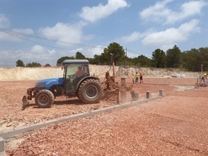 Nivelación de las pistas con el tractor conectado por láser par darle la inclinación perfecta