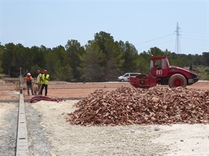 El drenaje de las pistas está formado por una solera de ladrillo triturado