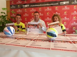 Vane Caamaño, coord. Campus Femenino C.F. La Nucía, Vicente Cortés, coord. del Campus Masculino C.F. La Nucía y Sergio Villalba, concejal de Deportes en funciones de La Nucía en la presentación del Campus