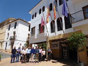 Desde el mediodía ondea a media asta la bandera de La Nucía en señal de luto por el fallecimiento de Carme Miquel