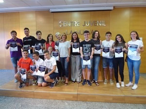 La concejala Mª Jesús Jumilla junto a los alumnos premiados de 3º y 4º de ESO y 1º y 2º de Bachillerato