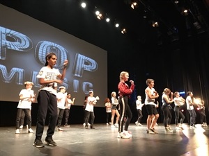 Baile de los alumnos de sexto A del Colegio Muixara