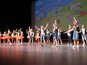 Los alumnos de 5 años B durante su baile rockero
