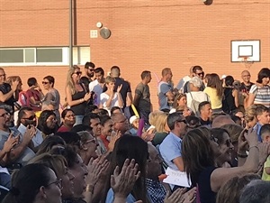 MªJosé Sais, directora Colegio Sant Rafel, y Jessica Gommans, aplaudiendo en el acto