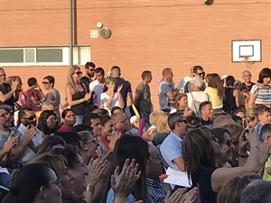 MªJosé Sais, directora Colegio Sant Rafel, y Jessica Gommans, aplaudiendo en el acto