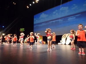 La clase dels Elefants realizando su "baile del verano"