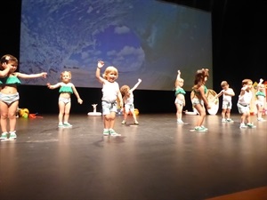 La clase de los Cocodrilos bailando su canción sobre el escenario de l'Auditori