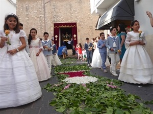 Los niños y niñas que han tomado la comunión fueron los protagonistas de la procesión de Corpus Cristi