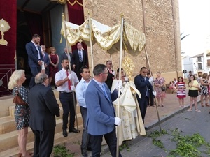 Salida del Corpus Cristi de la Iglesia bajo palio