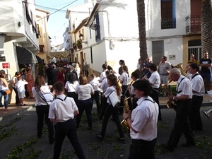 La banda de la Unió Musical La Nucía cerró la procesión de Corpus Cristi