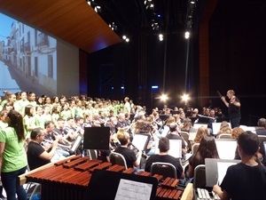 Esta actuación reunió a 220 personas sobre el escenario de l'Auditori