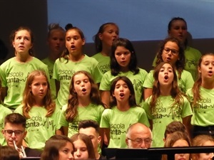 El gran coro escolar estuvo formado por alumnos de los tres colegios: C.P. Muixara, C.P. Sant Rafel y C.P. Sant Roc