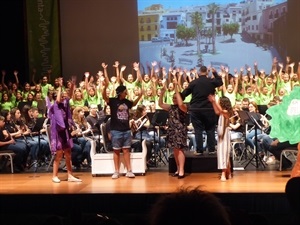 Teatro, coros escolares y música se fusionaron en el concierto de "l'Escola Canta"