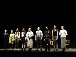 Los 9 actores y actrices saludando al final del estreno teatral