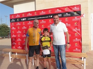 El ciclista Ricardo Fracés junto a Carmelo Andreu, director Escuela MTB La Nucía y el concejal Sergio Villalba