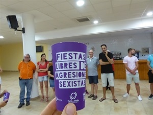 En los vasos llevan el lema de la campaña