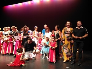 Beatriz Vaello, dtora. Escuela de Danza junto a Bernabé Cano, alcalde de La Nucía tras la entrega de diplomas a las alumnas