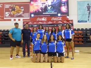 Equipo juvenil de Playas Benidorm, ganador el torneo, junto al concejal Sergio Villalba