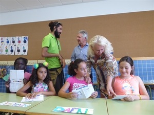 Los concejales Beatriz Pérez-Hickman y Serafín López visitando l'Escola d'Estiu junto a su director David Arias