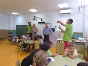 Los concejales Beatriz Pérez-Hickman y Serafín López visitando una de las clases