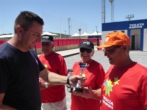 El concejal Sergio Villalba, entrega su trofeo a los segundos clasificados