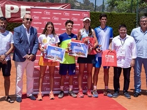 Lucía Llinares junto al resto de campeones del Campeonato de España de Tenis Cadete 2019