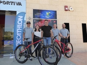 José María Joya, Jefe Producto “Rockrider” de Decathlon España, Milton Ramos, corredor profesional MTB, Loreto González-Izquierdo, Responsable de Formaciones de Decahtlon España, Pierre Delcoure, resp. Comunicación Rockrider y Sergio Villalba, concejal de La Nucía.