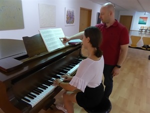 Isaac István Székely junto a una de las alumnas de este International Máster Classs de Piano y Chelo